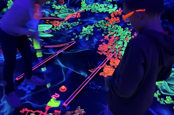Losselöscher spielen Neongolf